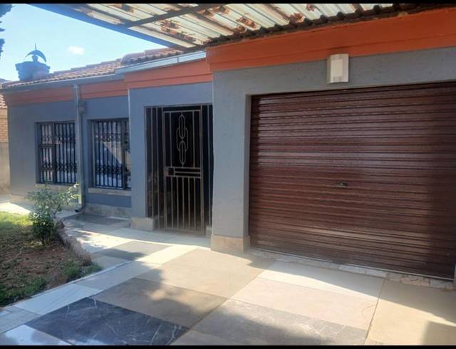 3 BEDROOM HOUSE FOR SALE IN SIMUNYE